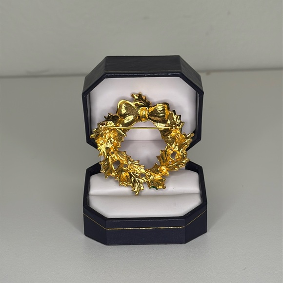 Vintage Holiday Wreath Brooch Pin - Picture 3 of 3